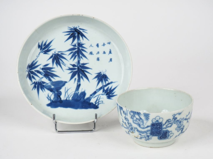 Indochine XIXème.  Coupe en porcelaine bleu blanc à décor de bambou, m