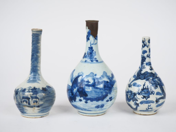 Indochine XIXème. 3 vases piriformes à long col en porcelaine bleu de 