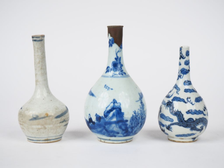 Indochine XIXème. 3 vases piriformes à long col en porcelaine bleu de 