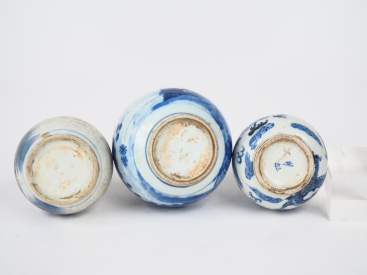 Indochine XIXème. 3 vases piriformes à long col en porcelaine bleu de 