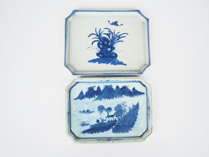 Indochine XIXème. 2 plateaux en porcelaine de Hué en bleu, décoré d'un