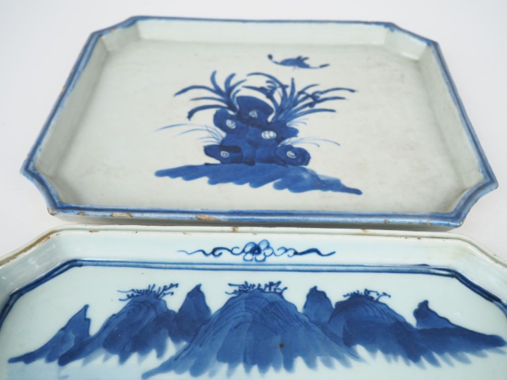 Indochine XIXème. 2 plateaux en porcelaine de Hué en bleu, décoré d'un