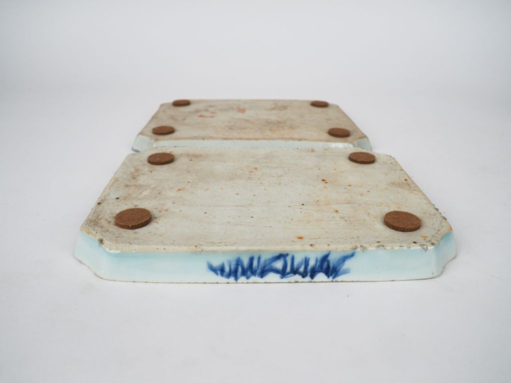 Indochine XIXème. 2 plateaux en porcelaine de Hué en bleu, décoré d'un