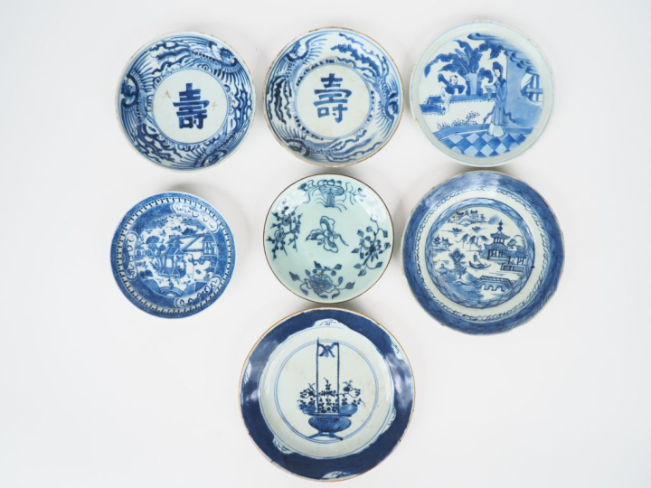 Indochine XIXème. Lot de 7 coupes en porcelaine de Hué bleu blanc :  u
