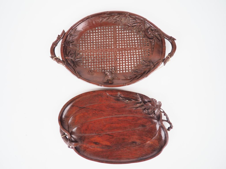 Indochine vers 1900. 2 plateaux de forme ovale, l'un à l'imitation de 