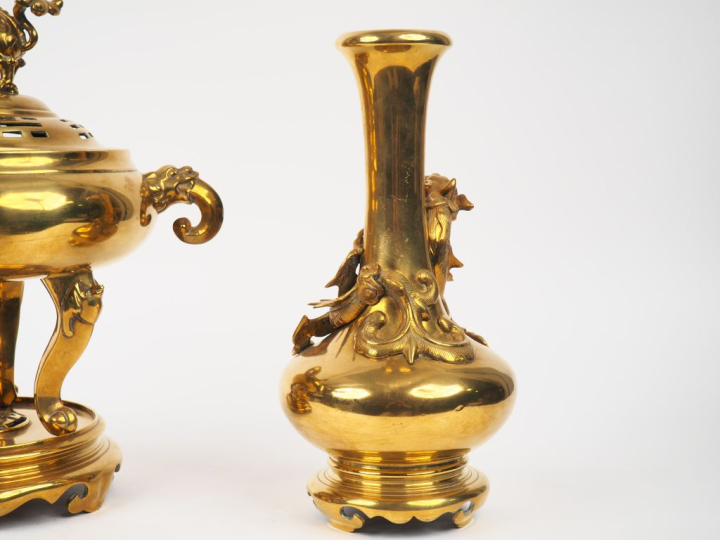 Indochine vers 1920. Garniture composée d'un brûle-parfum et son piète