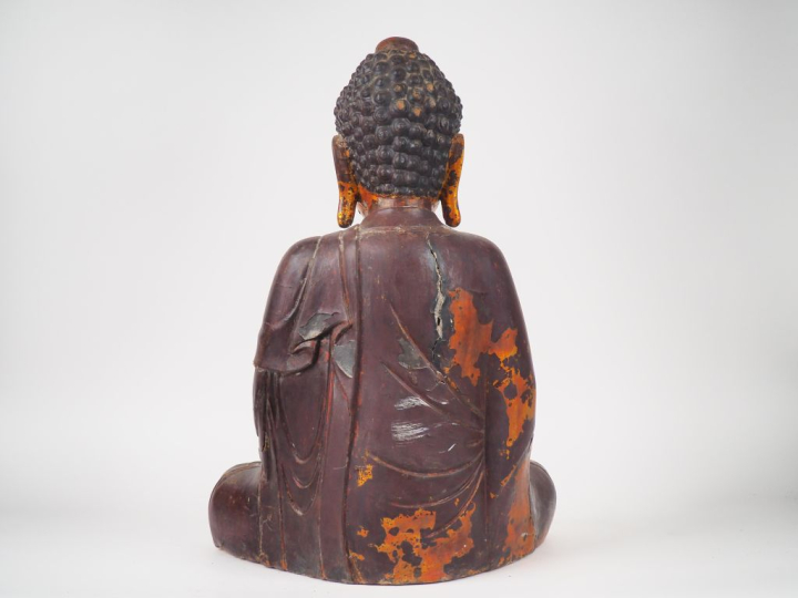 Vietnam vers 1900.  Statue en bois anciennement laquée et dorée représ