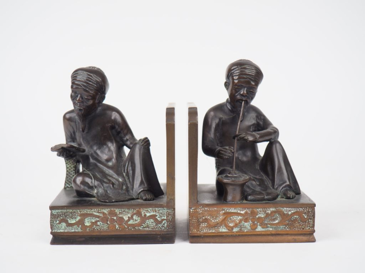 Indochine vers 1920. Paire de serres livres en bronze à patine brune f