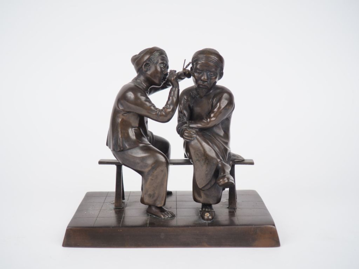 Indochine vers 1920. Groupe en bronze représentant "la consultation ch