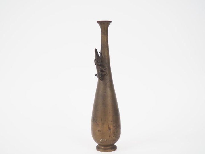 Vietnam. vers 1900.  Vase en bronze de forme oblongue à long col sur l