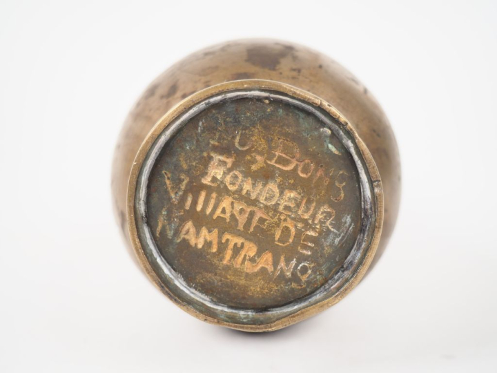 Vietnam. vers 1900.  Vase en bronze de forme oblongue à long col sur l