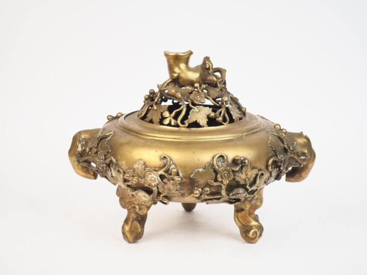 Indochine vers 1900.  Brule parfum tripode en bronze décor de loirs et