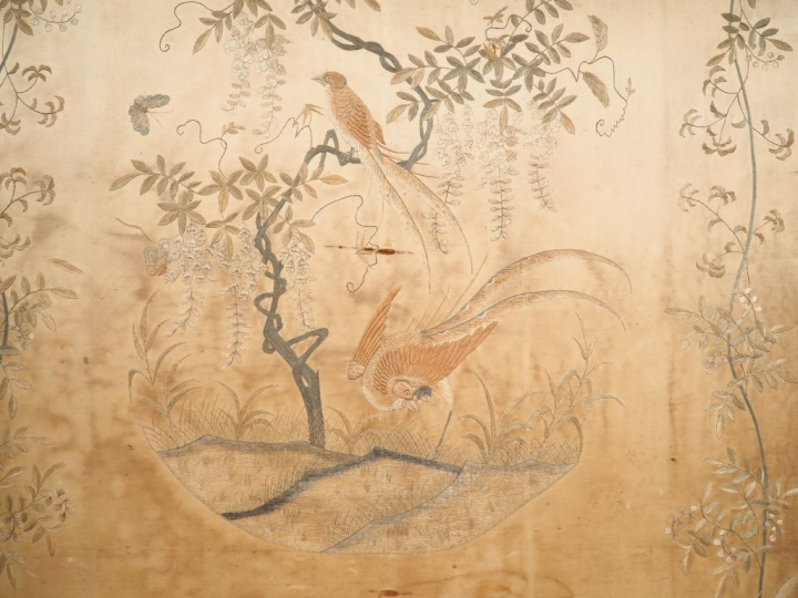 Indochine vers 1900.  Grand panneau en soie et lin brodé décor de fais