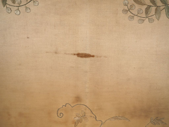 Indochine vers 1900.  Grand panneau en soie et lin brodé décor de fais