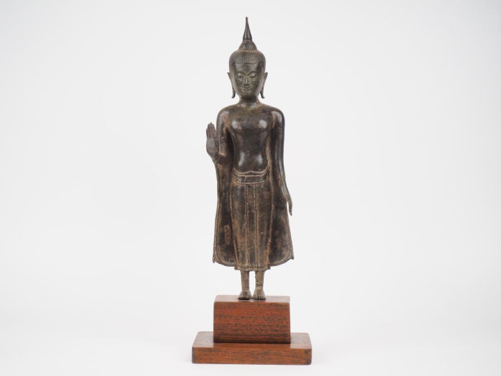 Laos XVIIIème. Statuette en bronze à patine brune représentant Bouddha