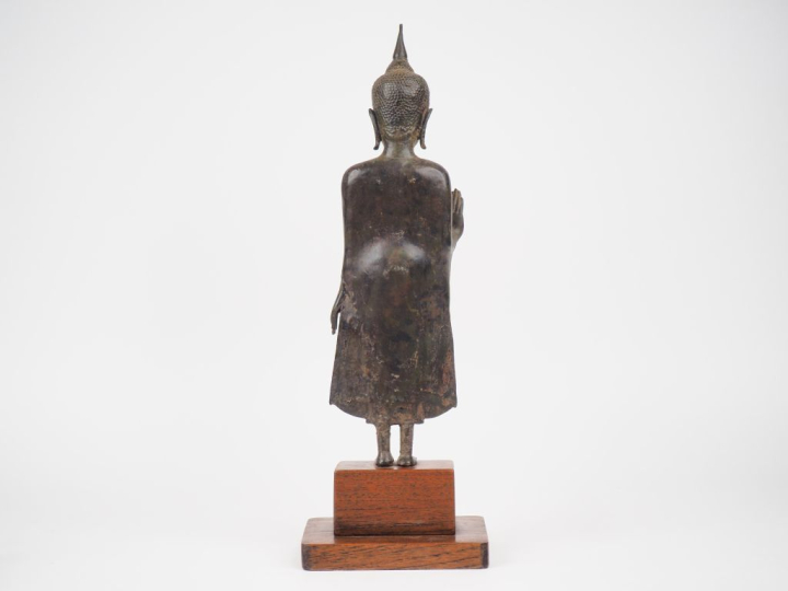 Laos XVIIIème. Statuette en bronze à patine brune représentant Bouddha