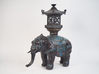 Vente aux enchères Japon vers 1900. Important brûle parfum en bronze et émaux cloisonnées
