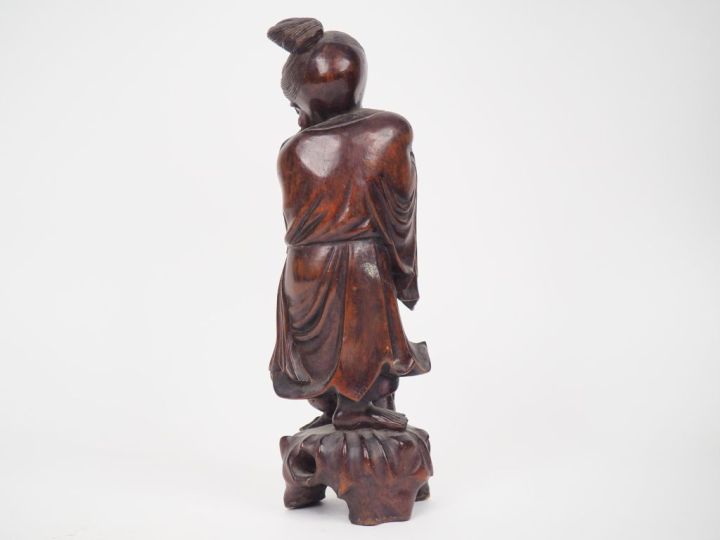 Statuette en bois sculpté « pêcheur accompagné de son fils ». H. 32 cm