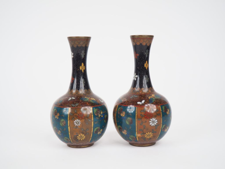 Japon vers 1900. Paire de vases pansus en émaux polychromes à décor de