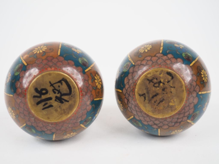 Japon vers 1900. Paire de vases pansus en émaux polychromes à décor de
