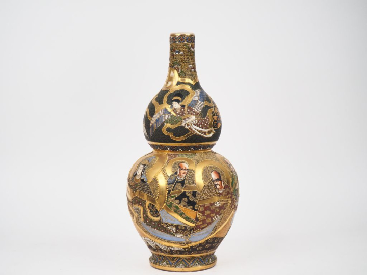 Japon vers 1930. Grand vase de forme double gourde en faience de Satsu