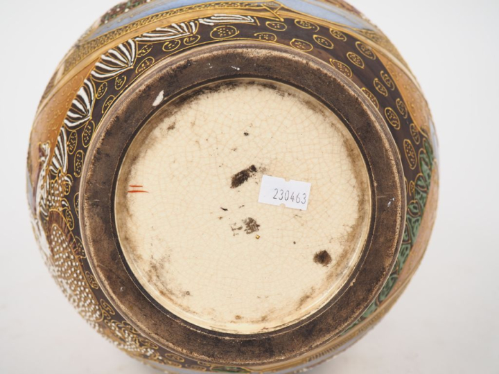 Japon vers 1930. Grand vase de forme double gourde en faience de Satsu