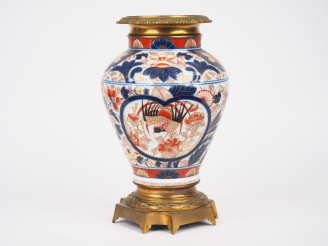 Vente aux enchères Japon XIXème.  Potiche en porcelaine d'Imari, décor émaillé bleu corai