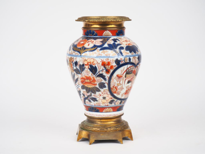 Japon XIXème.  Potiche en porcelaine d'Imari, décor émaillé bleu corai