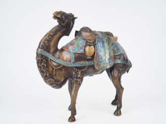 Vente aux enchères Japon vers 1930.  Groupe en bronze et émaux champlevés représentant un