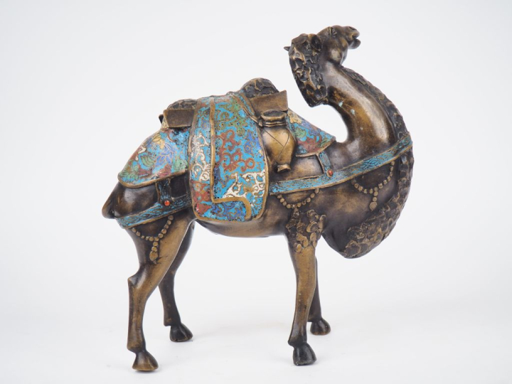 Japon vers 1930.  Groupe en bronze et émaux champlevés représentant un