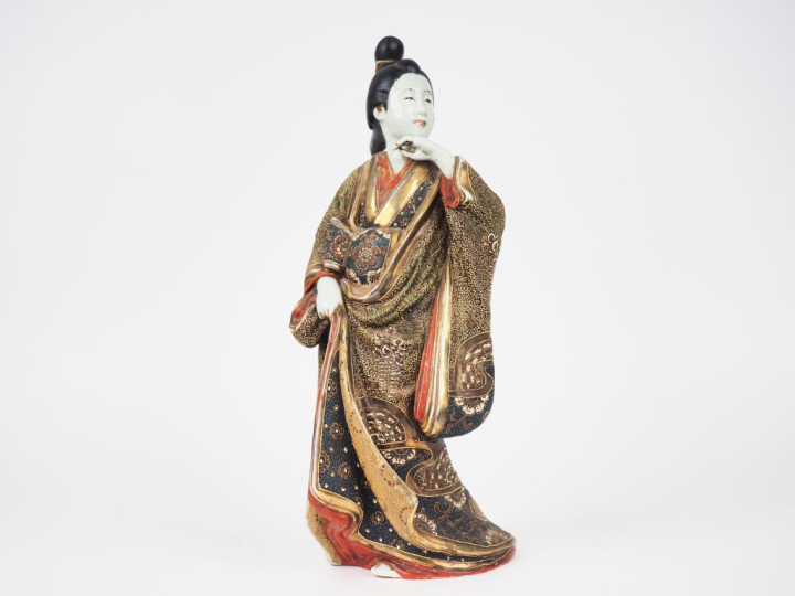 Japon vers 1920.  Statuette en faience de Satsuma représenant une Geis