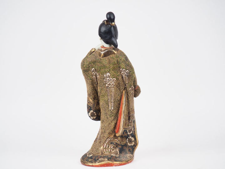 Japon vers 1920.  Statuette en faience de Satsuma représenant une Geis