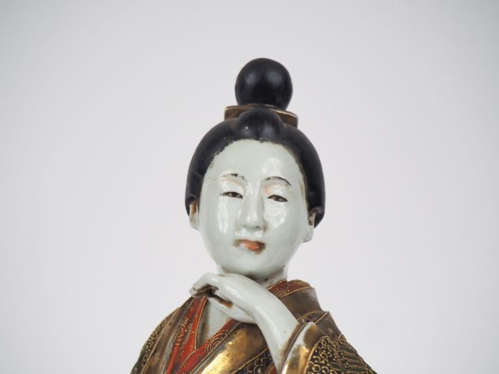 Japon vers 1920.  Statuette en faience de Satsuma représenant une Geis
