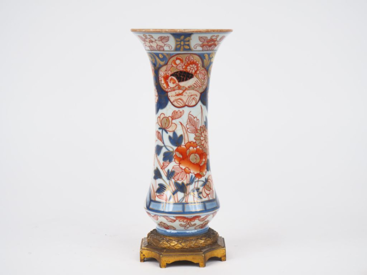 Japon période Edo. XIXème  Vase cornet en porcelaine d'Imari décor cor