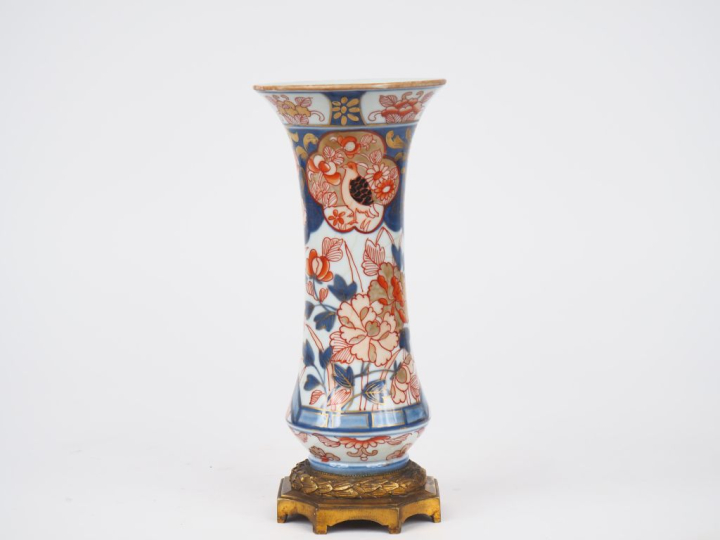 Japon période Edo. XIXème  Vase cornet en porcelaine d'Imari décor cor