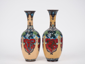 Vente aux enchères Japon vers 1920. Paire de vases en émaux cloisonnés sur cuivre à décor