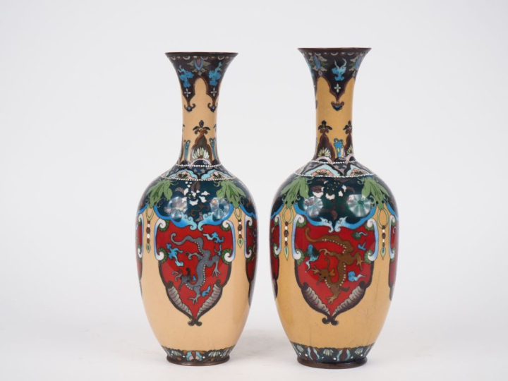 Japon vers 1920. Paire de vases en émaux cloisonnés sur cuivre à décor