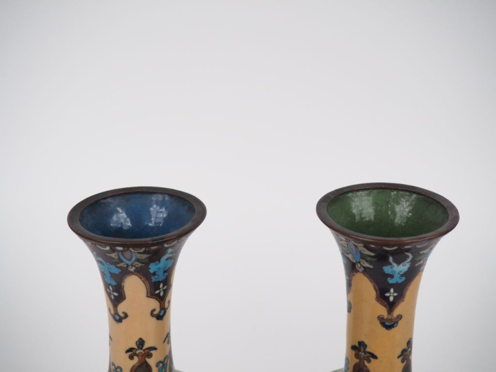 Japon vers 1920. Paire de vases en émaux cloisonnés sur cuivre à décor