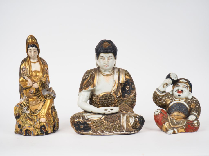 Japon vers 1920. 3 sujets en faïence de Satsuma représant la divinité 