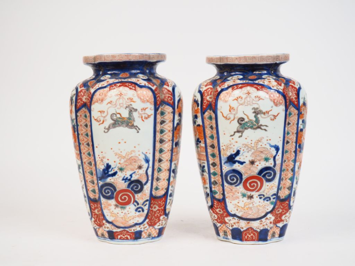 Japon style Imari.  Paire de vases à panses quadrilobées en porcelaine