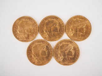 Vente aux enchères Cinq pièces de 20 Francs or, 1909 (x3) et 1910 (x2). FRAIS ACHETEURS 1