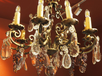 Vente aux enchères Grand lustre en fer forgé, doré, pampilles en cristal, à décor de pamp