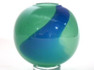 Vente aux enchères Vase boule en verre bleu et vert menthe. Signé et situé à Saint-Malo. 