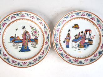 Vente aux enchères Paire d'assiettes XIXème en porcelaine de Bayeux, à décor dans le gout