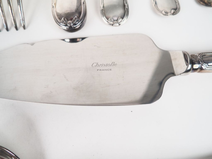 CHRISTOFLE. Ménagère en métal argenté, modèle nœud de rubans comprenan