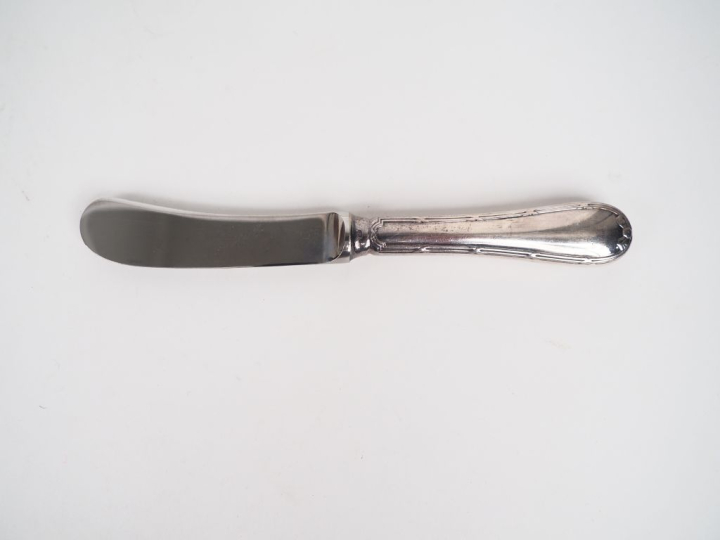 CHRISTOFLE. Ménagère en métal argenté, modèle nœud de rubans comprenan