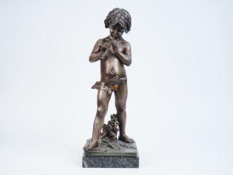 Vente aux enchères GREGOIRE. "l'enfant charmeur de lézard". Sculpture en régule patiné su