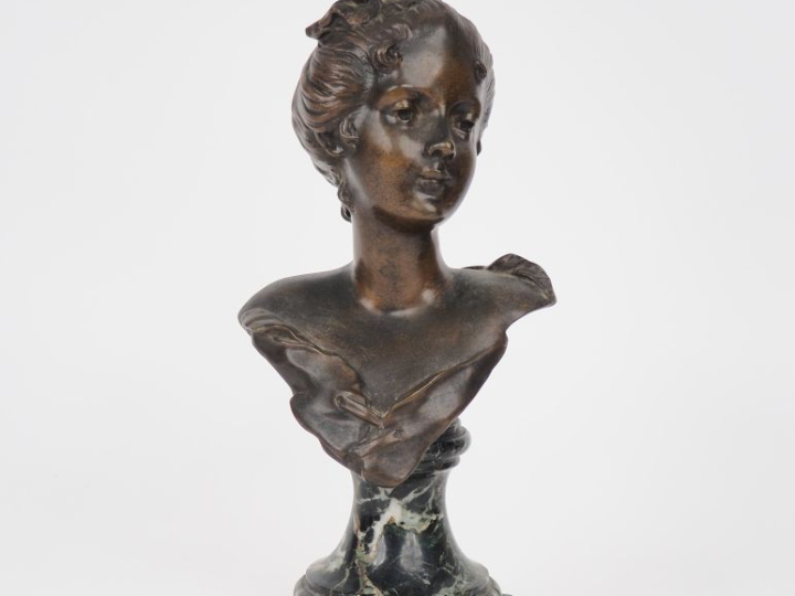 G. FLAMAND. "buste de jeune fille". Sculpture en bronze à patine brune
