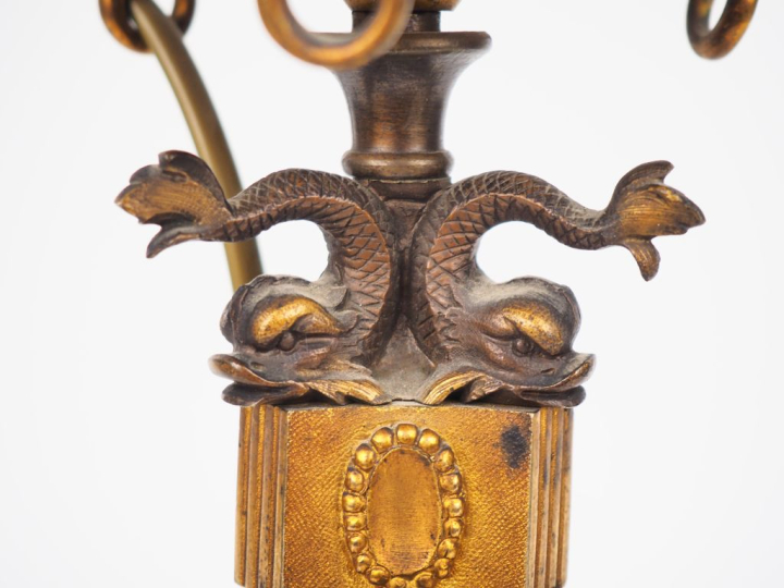 Pied de lampe de style Louis XVI en métal à double patine à décor de d