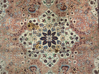 Vente aux enchères Tapis d'Orient fond beige et jaune. Dim. 230 x 140 cm
